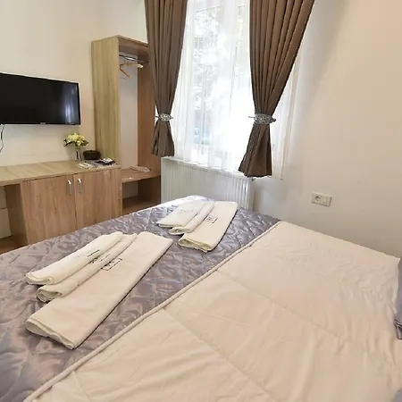 Hotel Nina & Lounge Bar